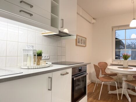 Küchenzeile/Esstisch