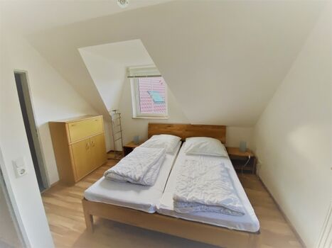 1. Schlafzimmer im OG mit Doppelbett