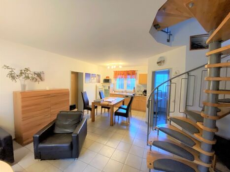 Wohnzimmer mit Einbauküche