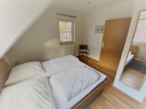 1. Schlafzimmer im OG mit Doppelbett