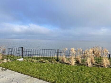 Gartenzaun direkt am Wasser