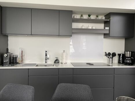 ...voll ausgestattete Küche