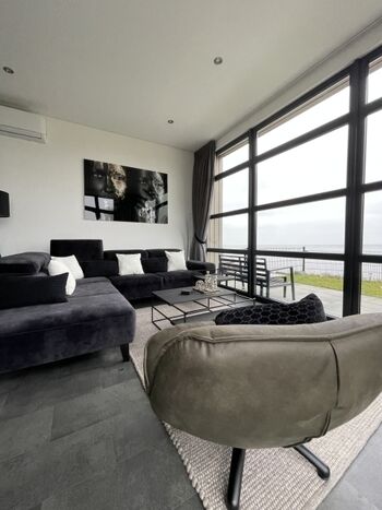 geschmackvolle Sitzecke direkt am IJsselmeer