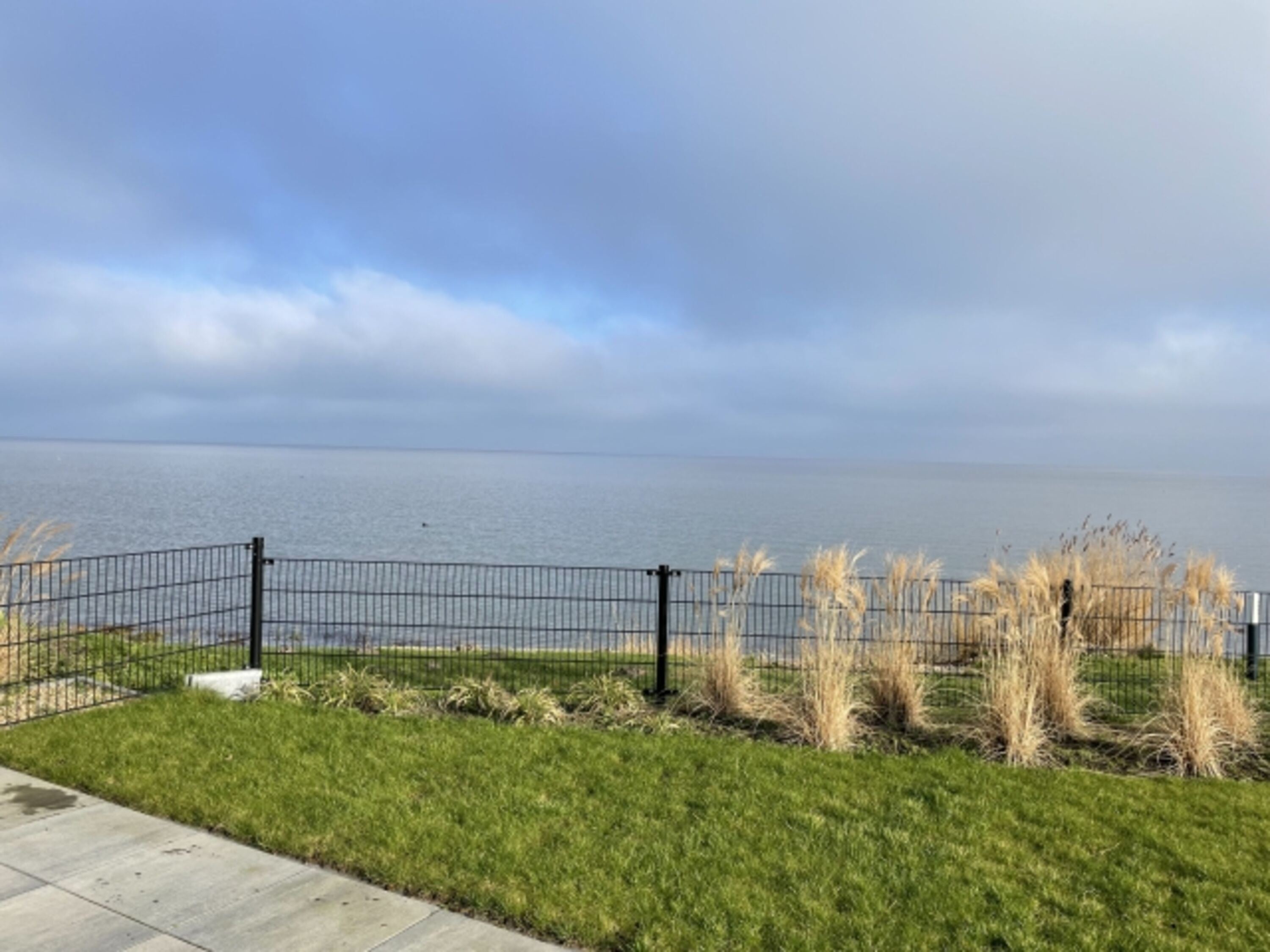 Gartenzaun direkt am Wasser