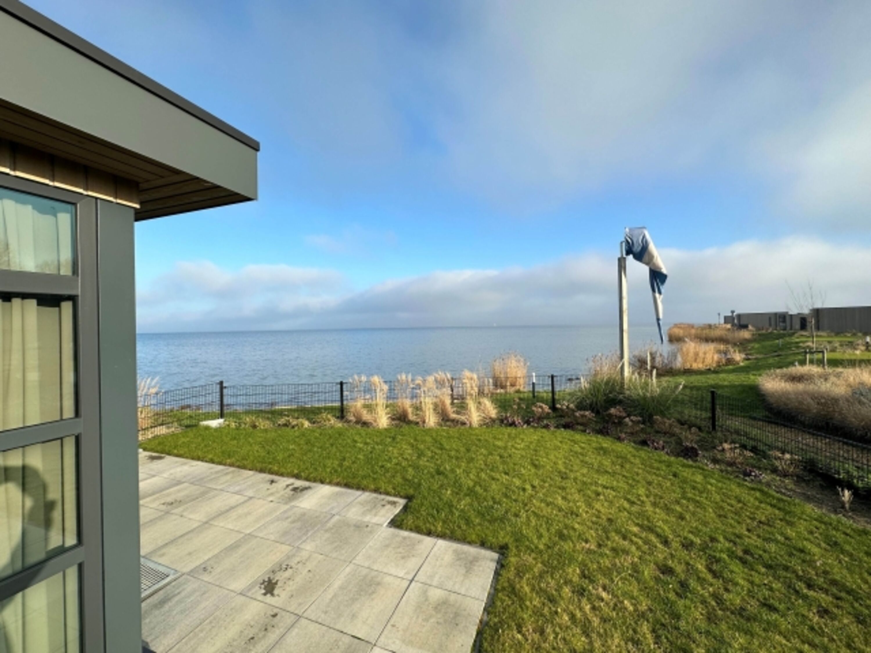 Blick vom umzäunten Garten auf's IJsselmeer