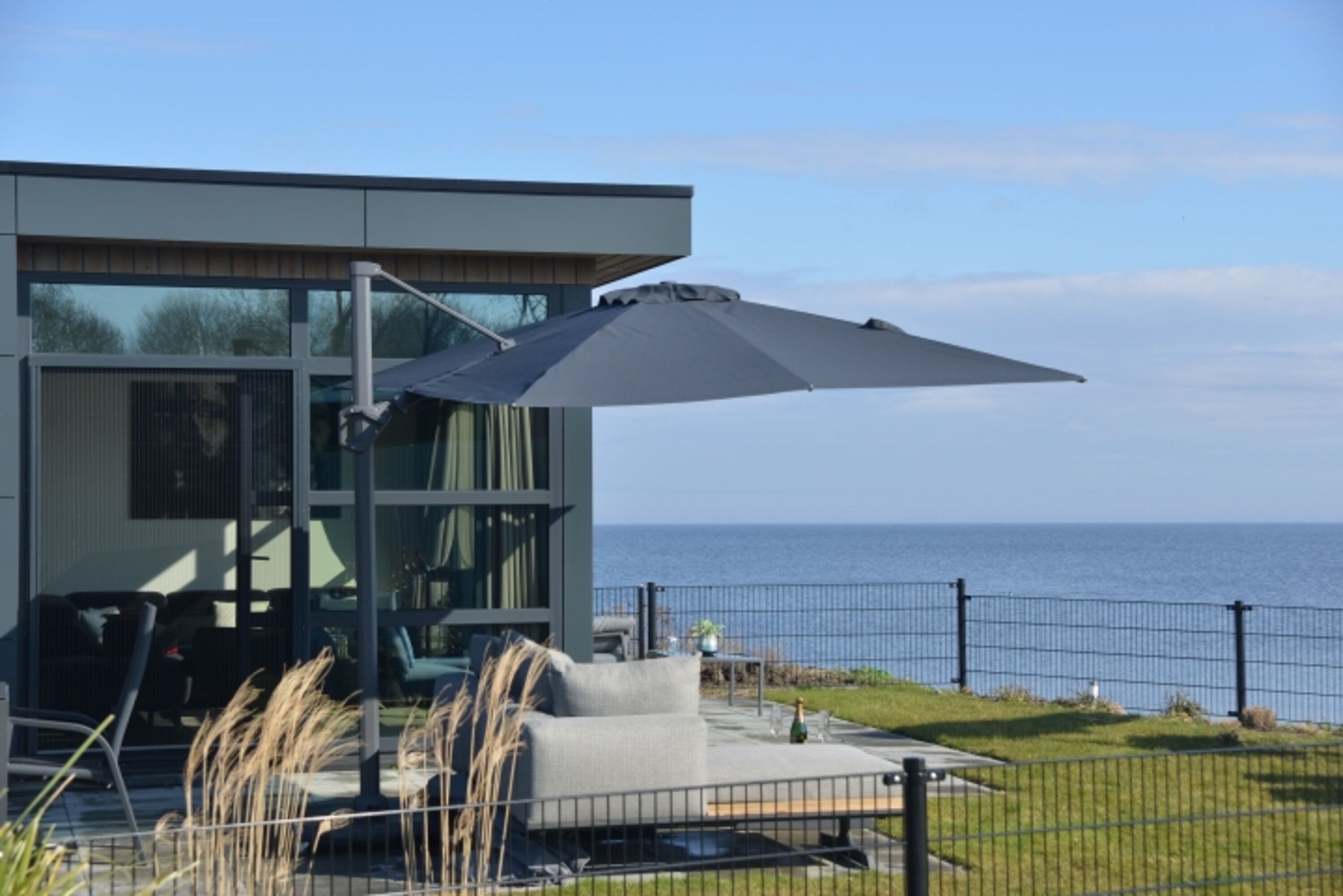 Unsere Beach-Oase direkt am IJsselmeer - mit Zaun