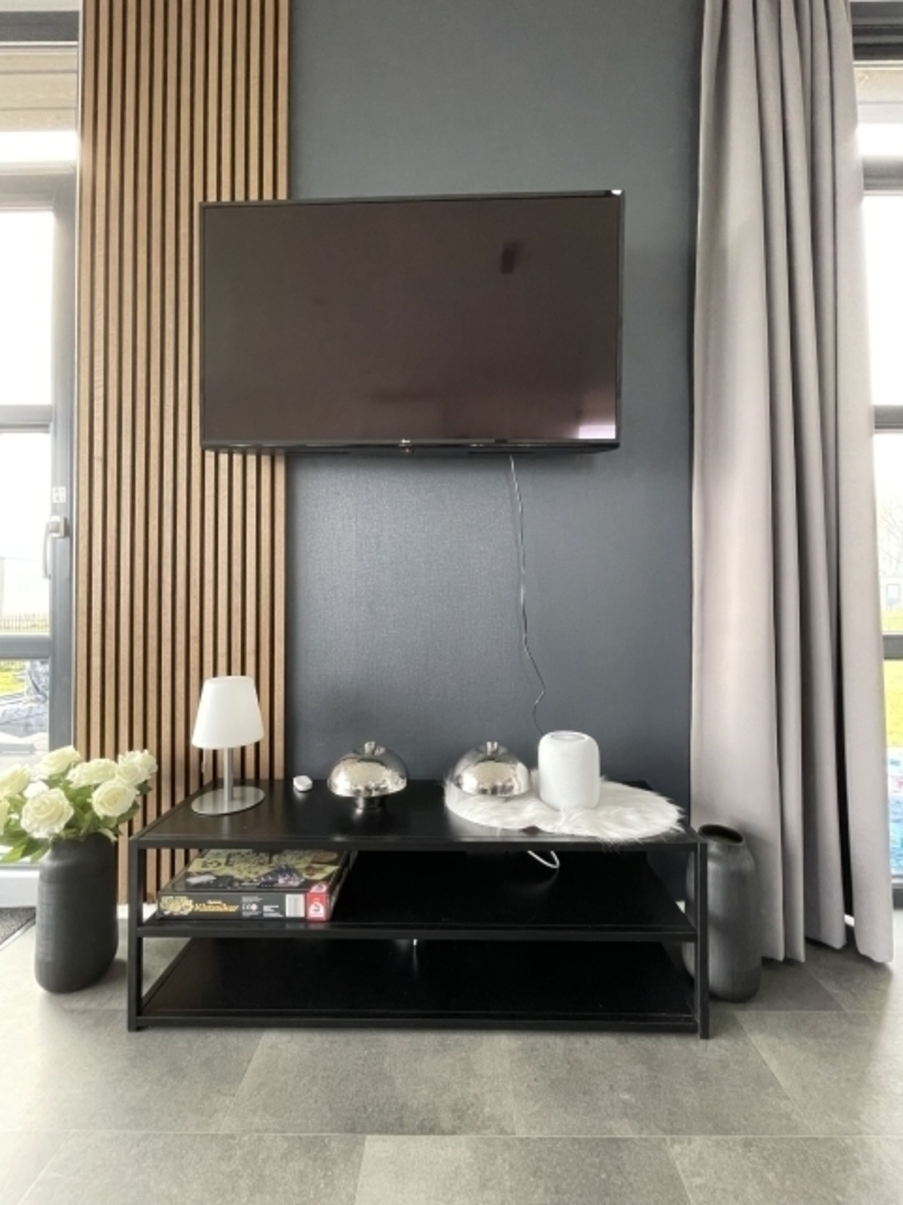 TV mit Ambiente-Beleuchtung im Wandpaneel