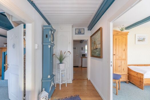 Reetkate Oldersbek - Flur mit liebevoll restaurierter Standuhr 