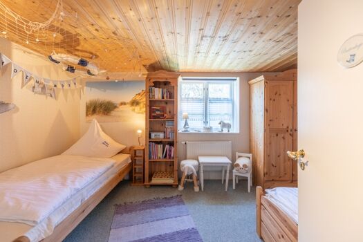 Reetkate Oldersbek - Kinderzimmer 2 mit zwei Einzelbetten ( 90x200 ) und liebevollen Details