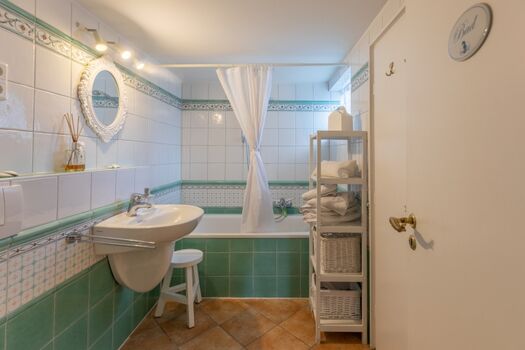 Reetkate Oldersbek - Duschbad mit Badewanne zum relaxen