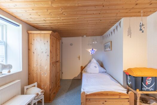 Reetkate Oldersbek - Kinderzimmer 2 mit zwei Einzelbetten ( 90x200 ) und liebevollen Details