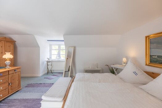 Reetkate Oldersbek - Gemütliches Schlafzimmer mit großem Doppelbett ( 180x200 )