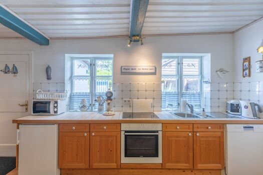 Reetkate Oldersbek - Funktionelle kleine Küchenzeile mit tollem Blick in den Garten 