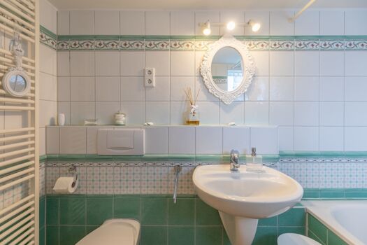 Reetkate Oldersbek - Duschbad mit Badewanne zum relaxen