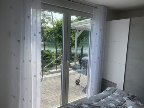 Schlafzimmer mit Seeblick