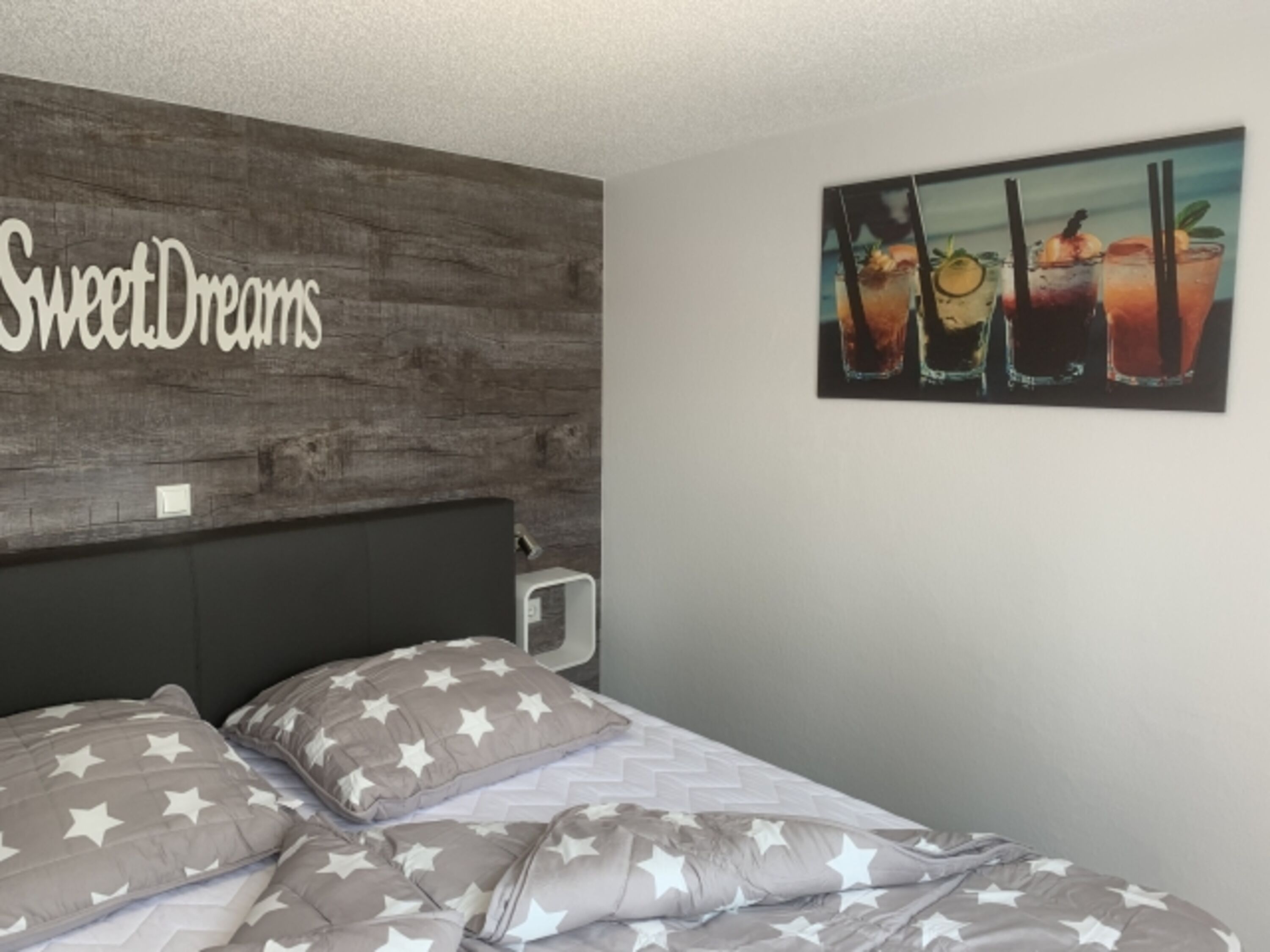 1. Schlafzimmer mit TV und Seeblick