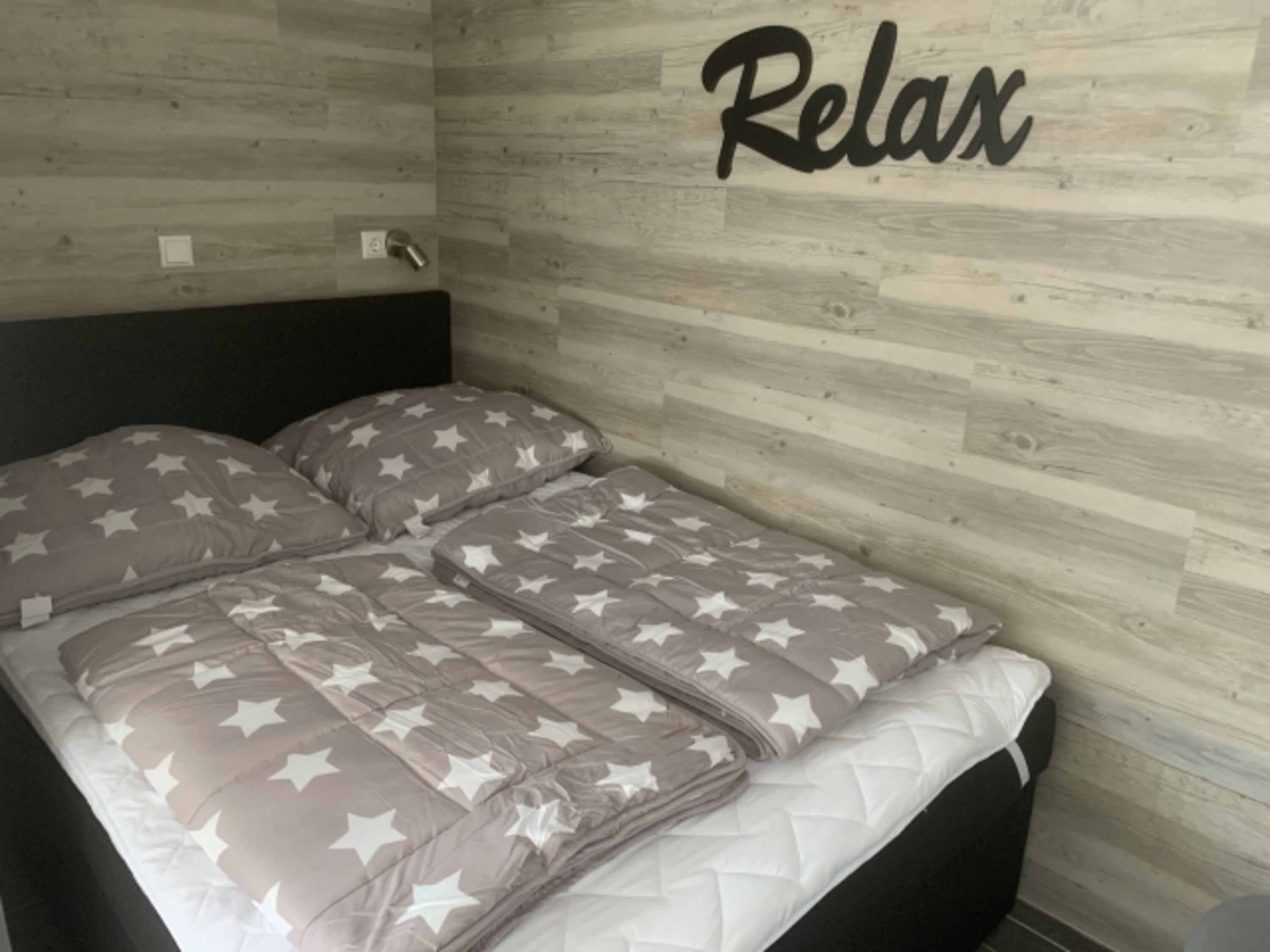 2. Schlafzimmer mit TV