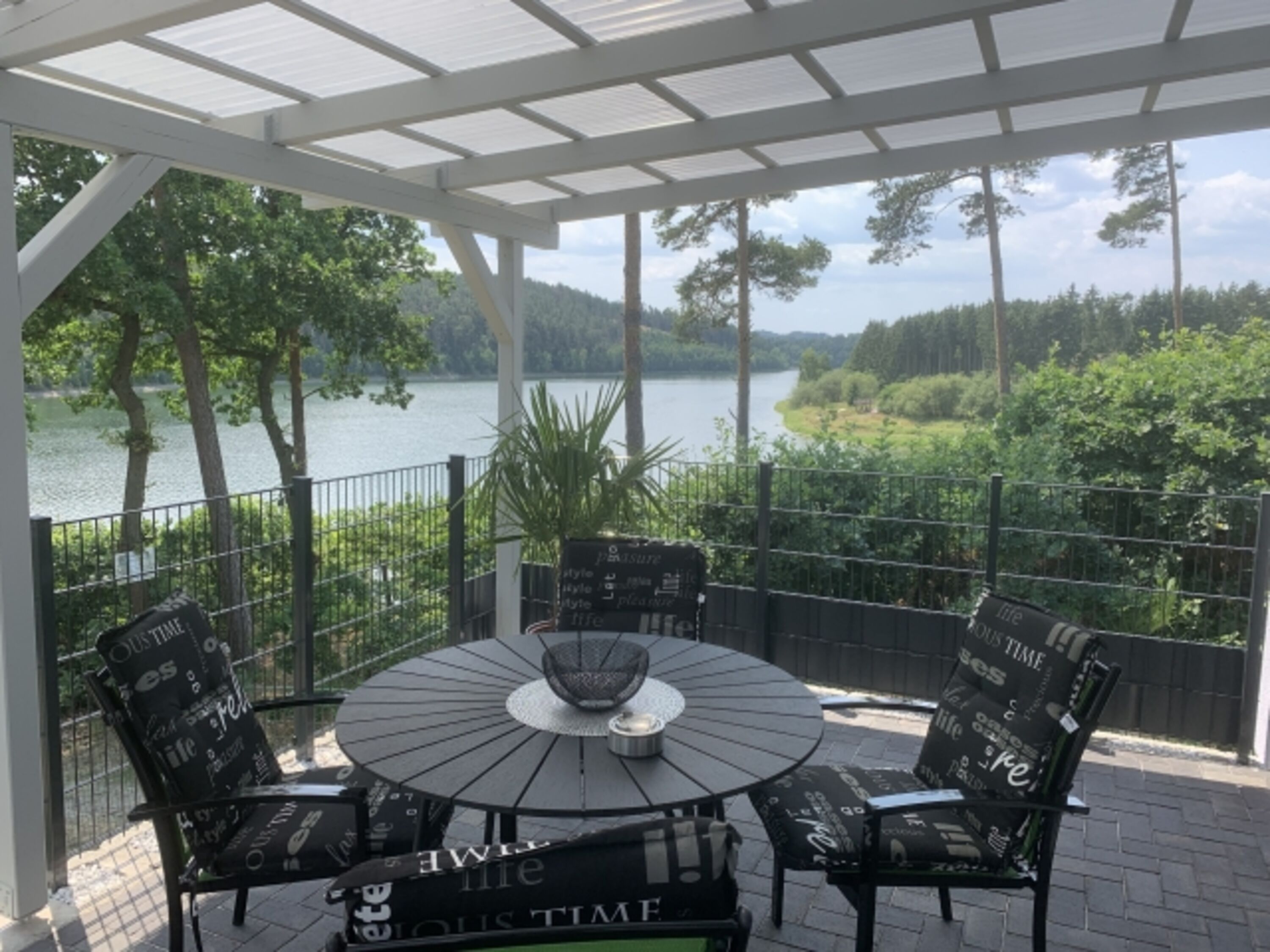 überdachte Terrasse mit Panoramaseeblick