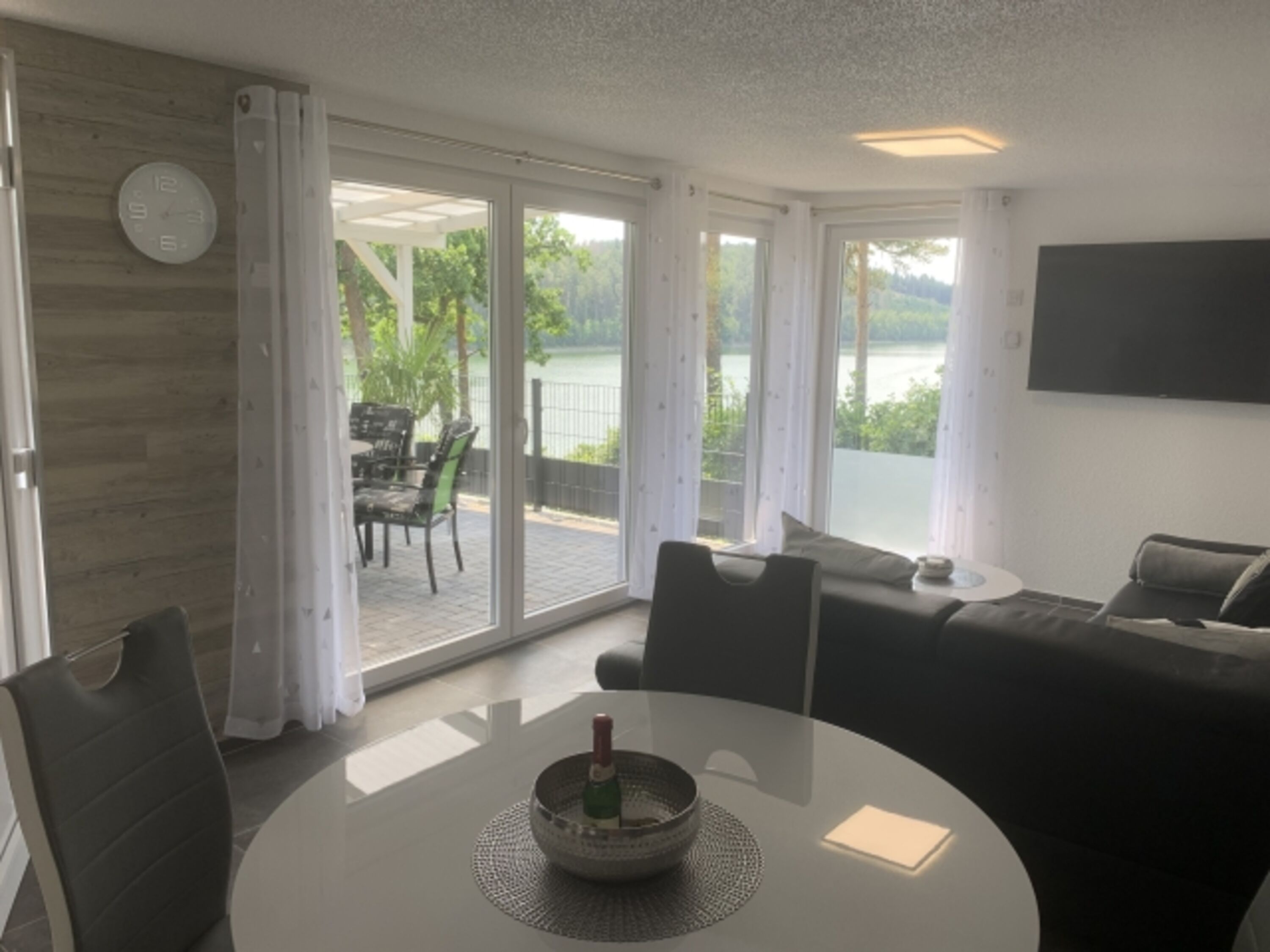 Essbereich mit Seeblick