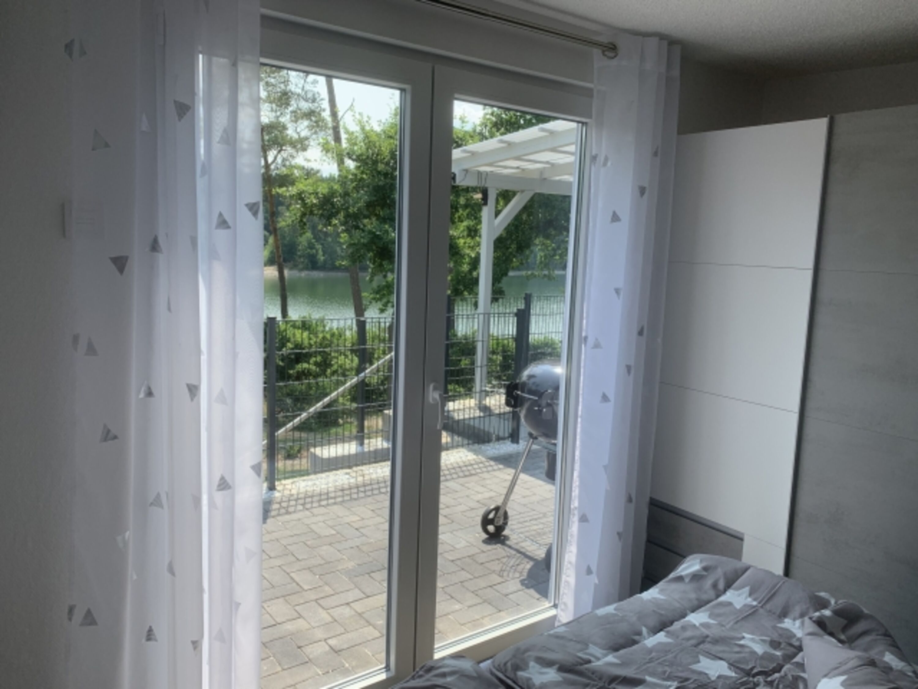 Schlafzimmer mit Seeblick