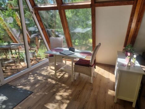 Essecke mit Blick in den Wald 