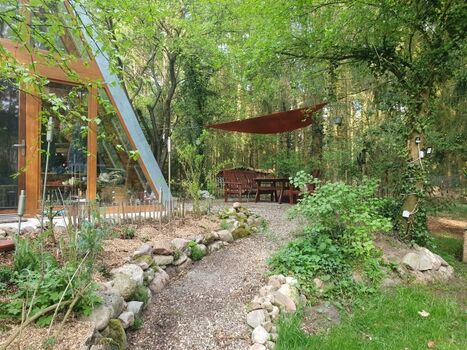 Hausansicht mit Zuwegung und Terrasse