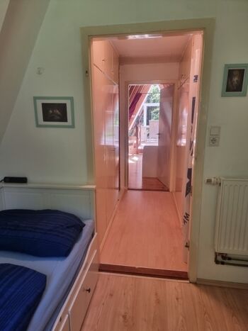 2. Schlafzimmer mit Blick in den Flur