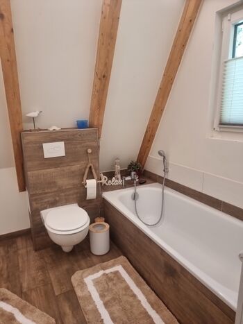 Badezimmer mit Badewanne 