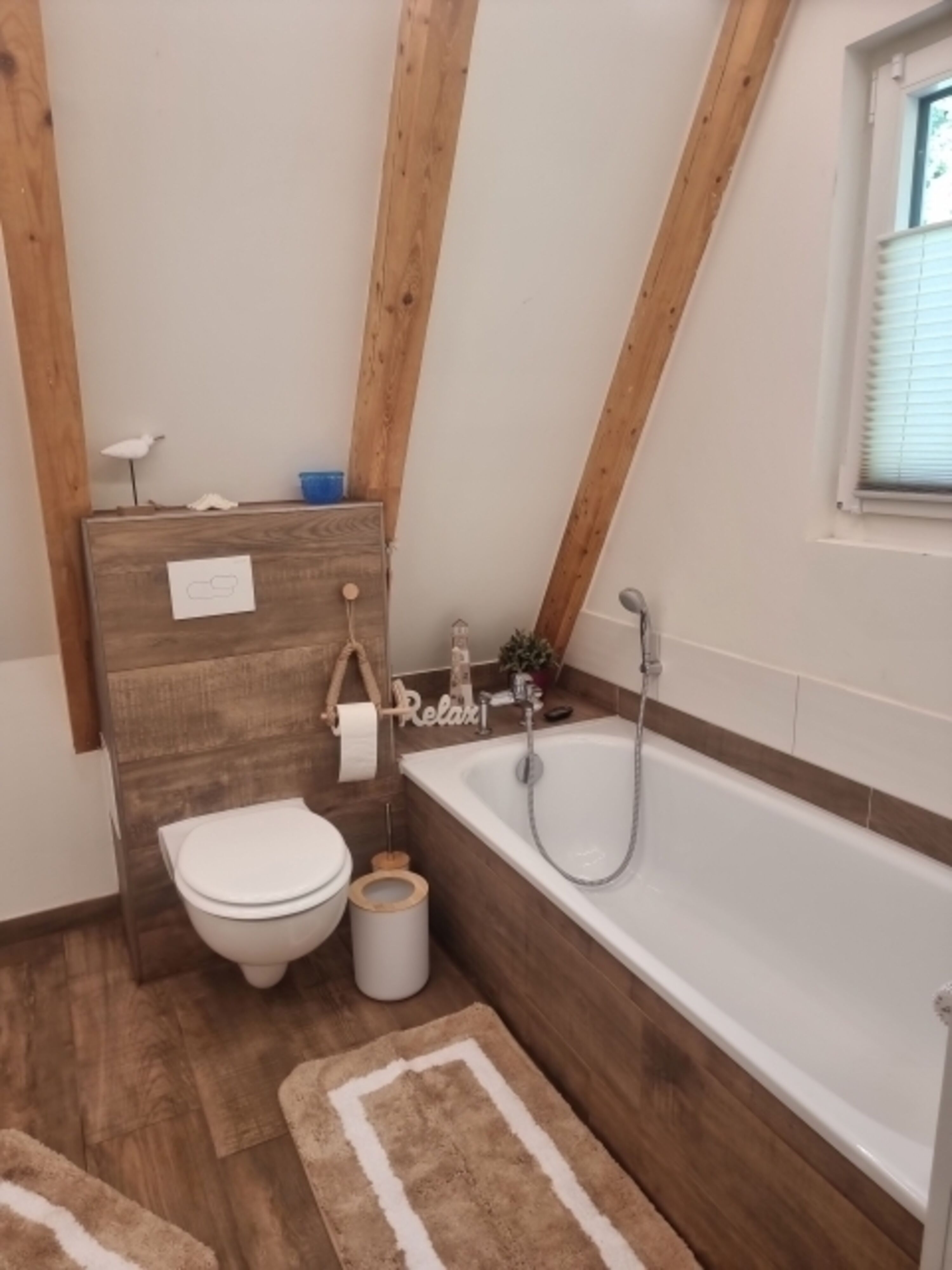 Badezimmer mit Badewanne 