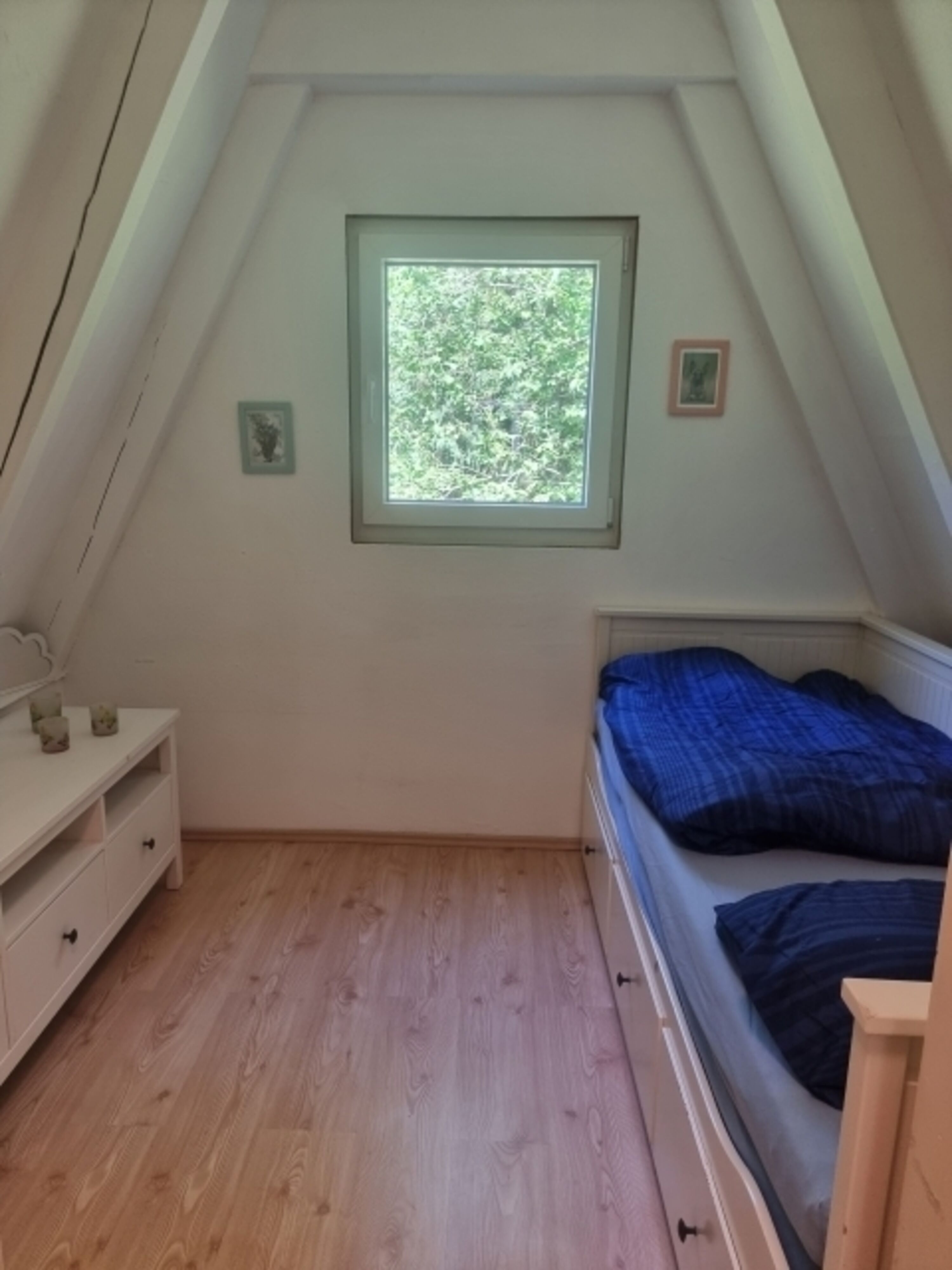 2. Schlafzimmer mit Hemnes Tagesbett (ausziehbar auf 160cm)