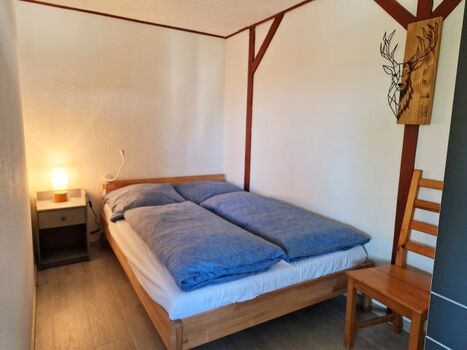 kleines Schlafzimmer Bett 140x200cm