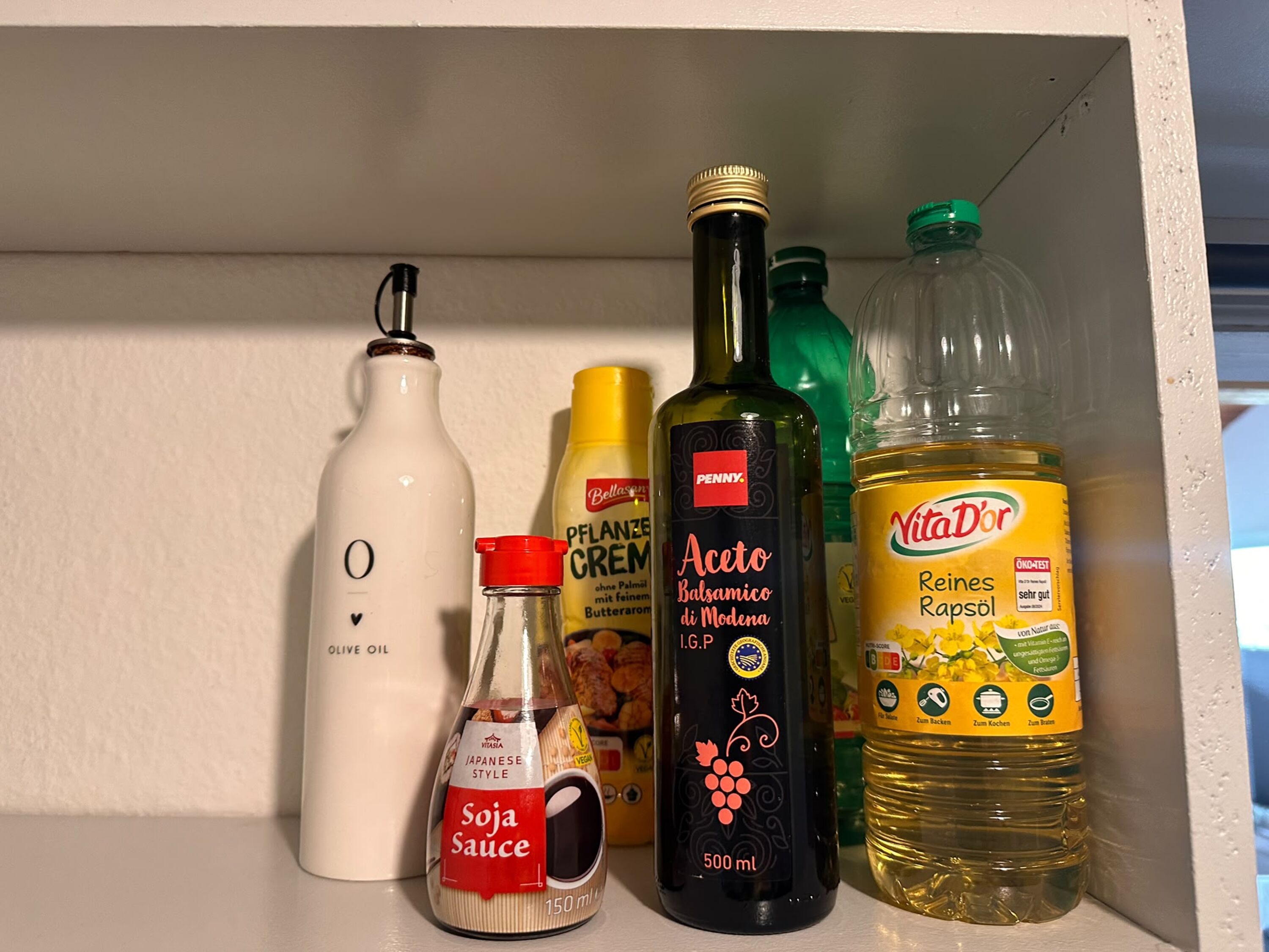 Öle, Salz, Pfeffer, Kaffee, Filter stehen bereit