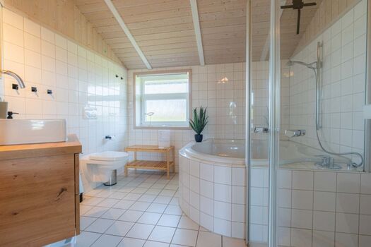 Badezimmer mit Dusche und großer Badewanne