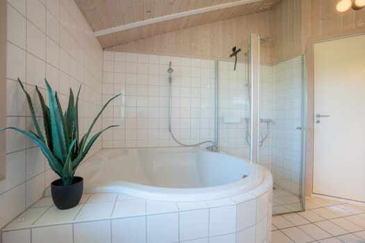Badezimmer mit Dusche und großer Badewanne