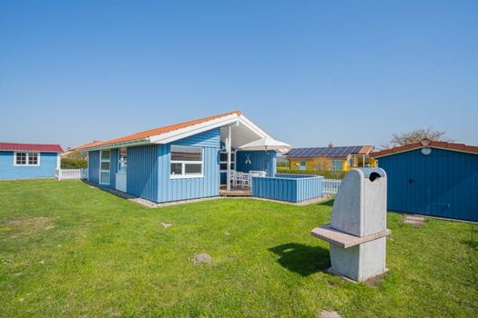 eingezäunter Garten mit Aussensauna