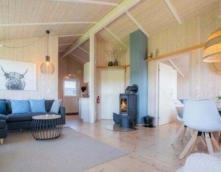 Wohnzimmer mit Kaminofen und offener Küche