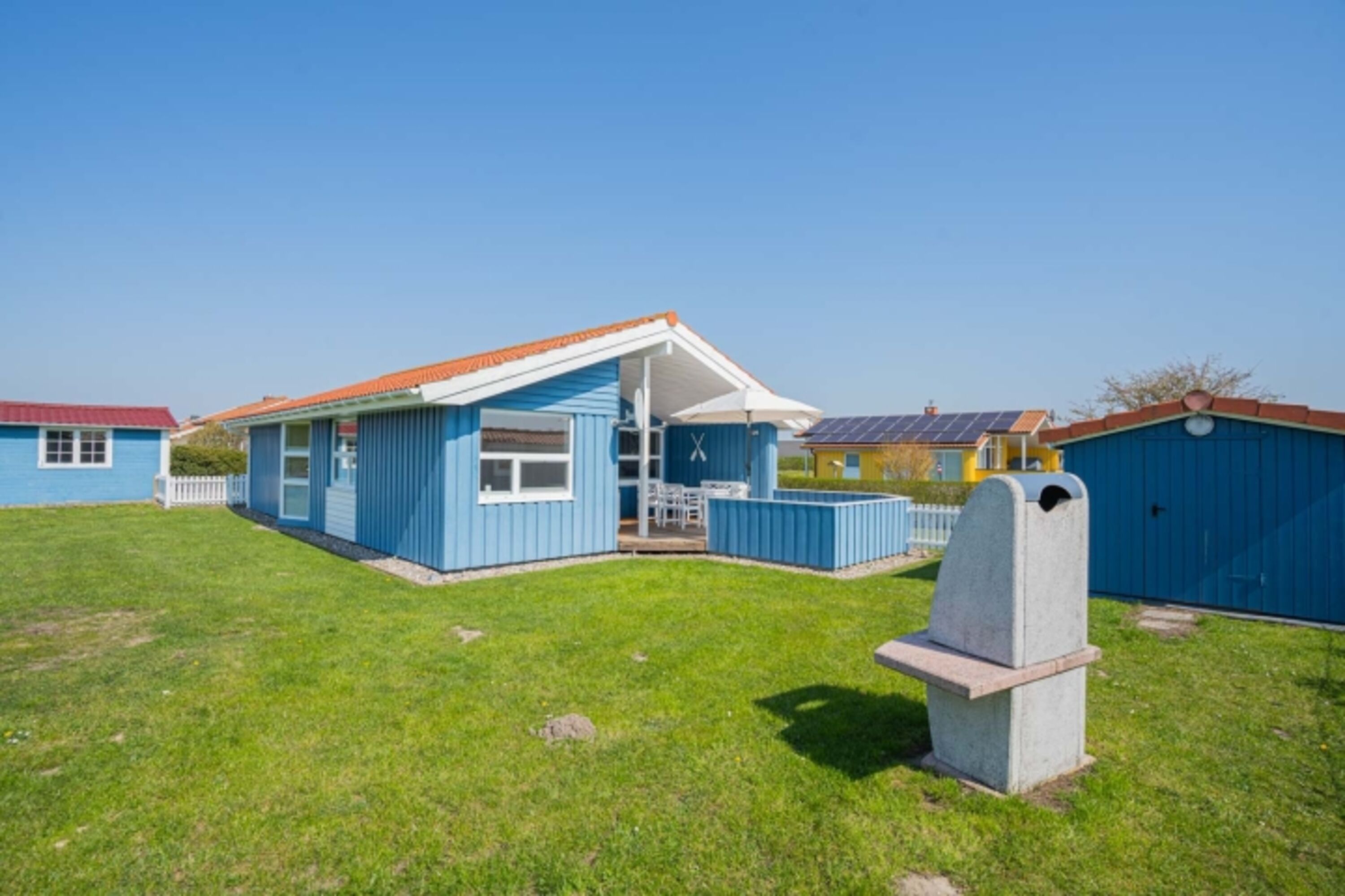 eingezäunter Garten mit Aussensauna