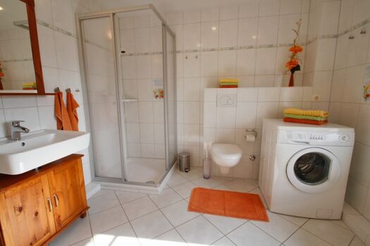 Das modern und komplett eingerichtete Bad