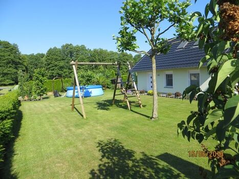 Schaukel auf dem Grundstück