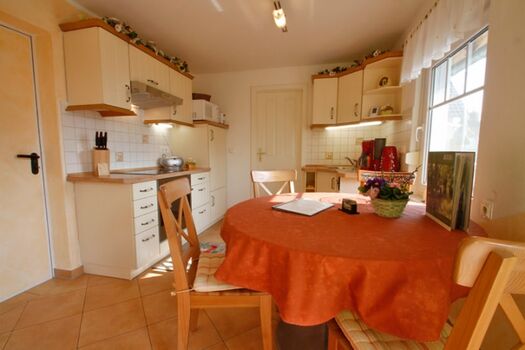 Esstisch in der Landhausküche