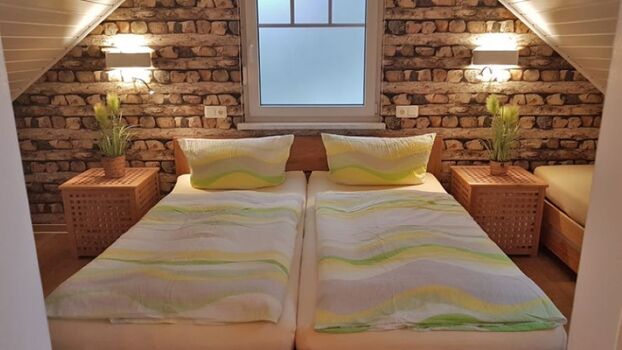 Schlafzimmer mit Doppelbett und 2 Einzelbetten