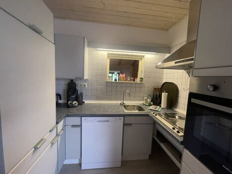 Eine kleine, gut ausgestattete Küche 