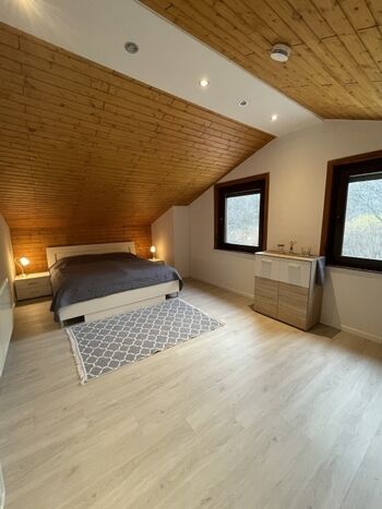 Großes Schlafzimmer im Obergeschoss 
