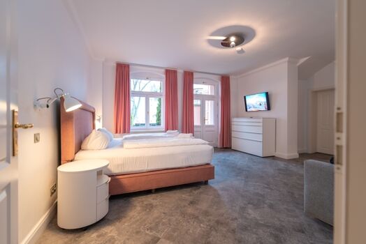Schlafzimmer 1 mit TV und Terrassenzugang