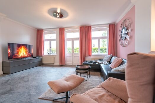 Wohnbereich mit Smart-TV und Terrassenzugang