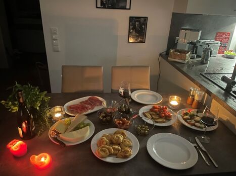 ein gemütliches Abendessen bei Kerzenschein