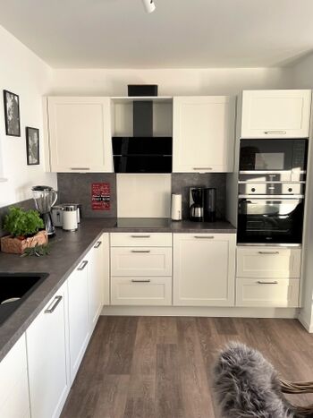 voll ausgestattete Einbauküche