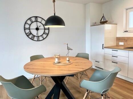 Essbereich mit voll ausgestatteter Einbauküche