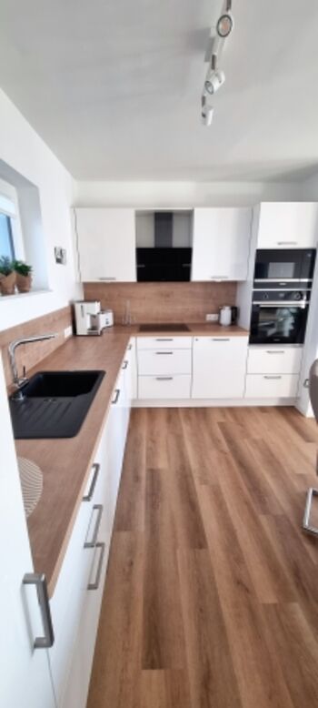 voll ausgestattete Einbauküche