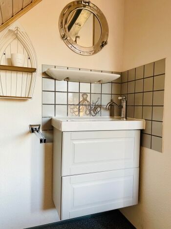 Separate Waschbecken in zwei von drei Schlafzimmern